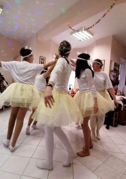 Balerinának öltözött fiatalok táncolnak.