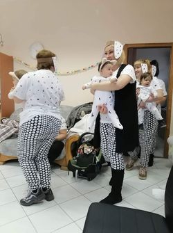 Dalmata jelmezbe öltözött nevelők és babák.