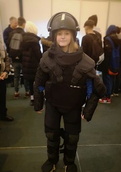 Gyermek beöltözve rendőr felszerelésbe.