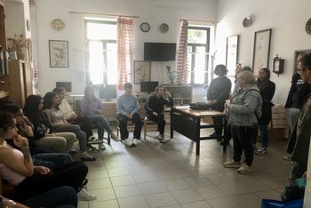 Fiatalok csoportja hallgatja az előadót.