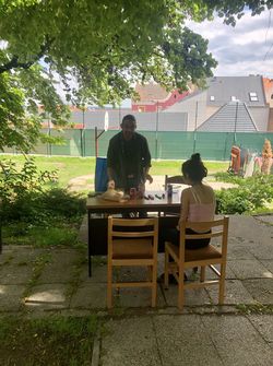 Foglalkozás egy asztalnál a szabadban.